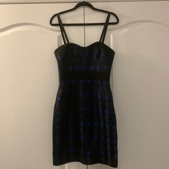 EUC silk blend Diane Von Furstenberg dress - Picture 2 of 12